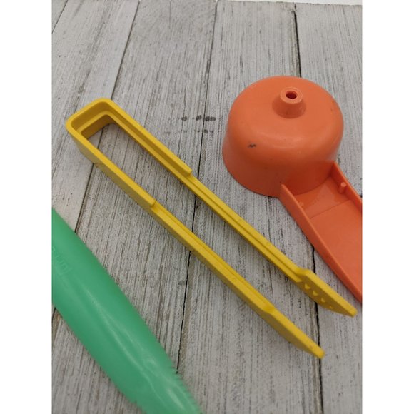 Vintage Tupperware Set 877 885 1299 Mini Funnel Lettuce Corer Toast Grabber - Picture 7 of 11